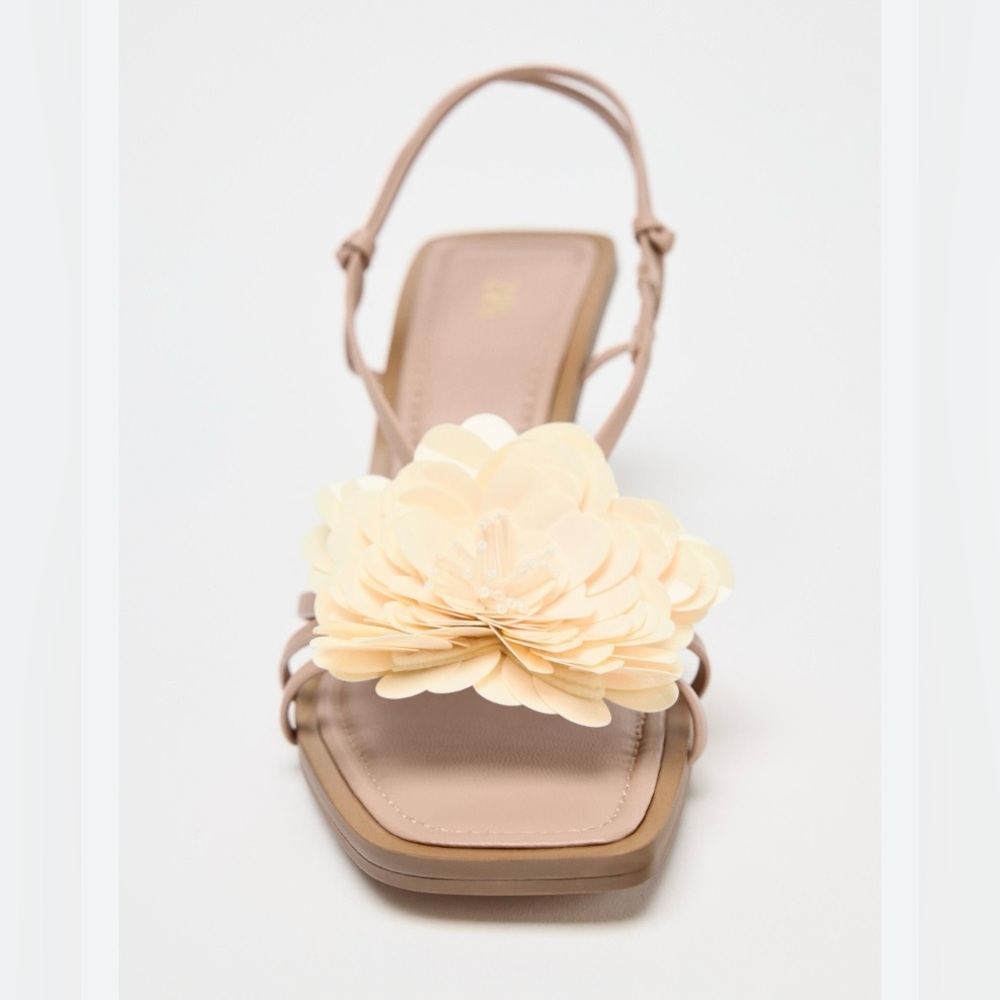 ZARA Nude Strappy Sandals with Oversized 3D Flower – Size 38 (US 7.5) - NWOB
